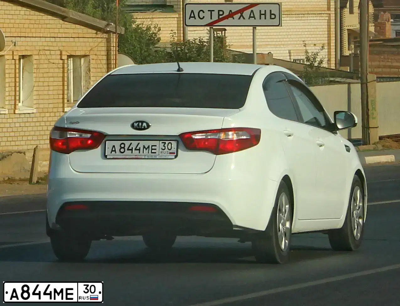 Фото автомобиля KIA RIO, 2014 — госномер А844МЕ30. Цвет: БЕЛЫЙ