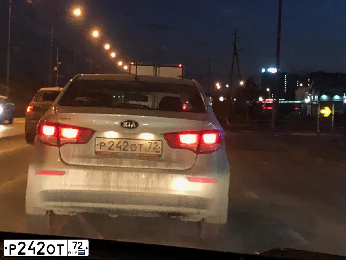 Фото автомобиля KIA RIO, 2015 — госномер Р242ОТ72. Цвет: Серебристый