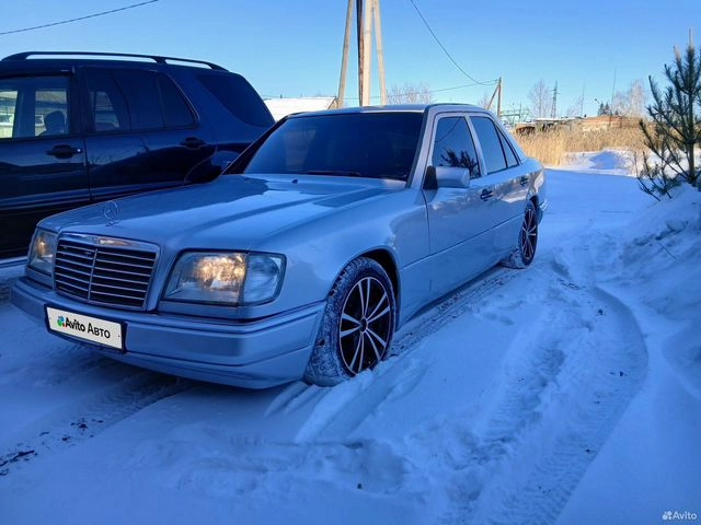 Фото автомобиля MERCEDES E-KLASSE, 1994 — госномер С148ХМ55. Цвет: СВЕТЛО-СЕРЫЙ