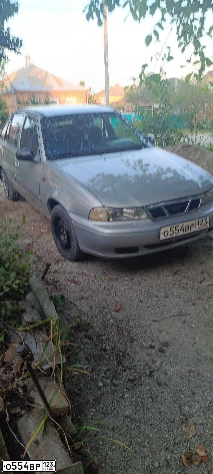 Фото автомобиля DAEWOO NEXIA, 2006 — госномер В673ЕМ01. Цвет: Серебристый