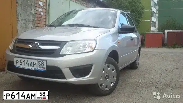 Фото автомобиля LADA 2190 GRANTA, 2014 — госномер Р594УУ58. Цвет: Серебристый