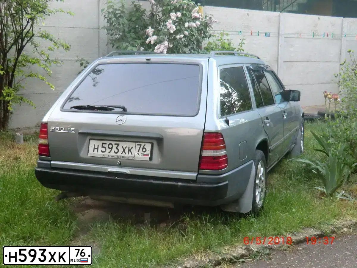 Фото автомобиля MERCEDES E-KLASSE, 1989 — госномер Н593ХК76. Цвет: Серый