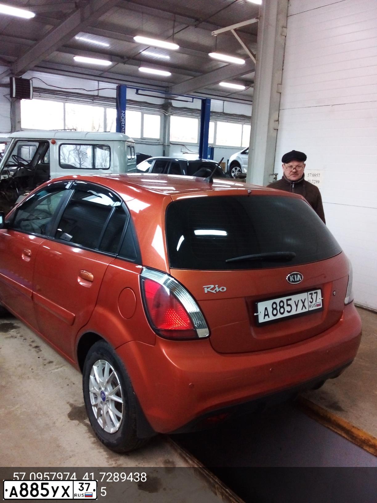 Фото автомобиля KIA RIO, 2010 — госномер А885УХ37. Цвет: ОРАНЖЕВЫЙ