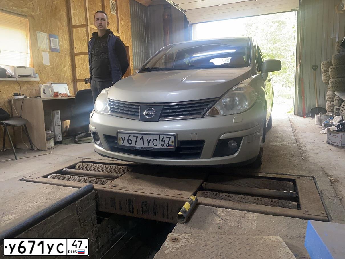 Фото автомобиля NISSAN TIIDA, 2008 — госномер Т888ЕА98. Цвет: ЗОЛОТИСТЫЙ