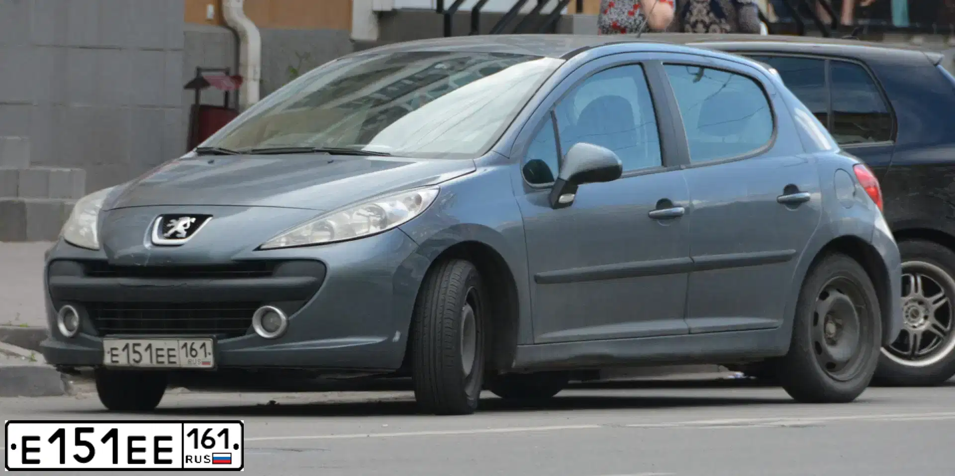 Фото автомобиля PEUGEOT 207, 2007 — госномер Е151ЕЕ161. Цвет: ТЕМНО-СЕРЫЙ
