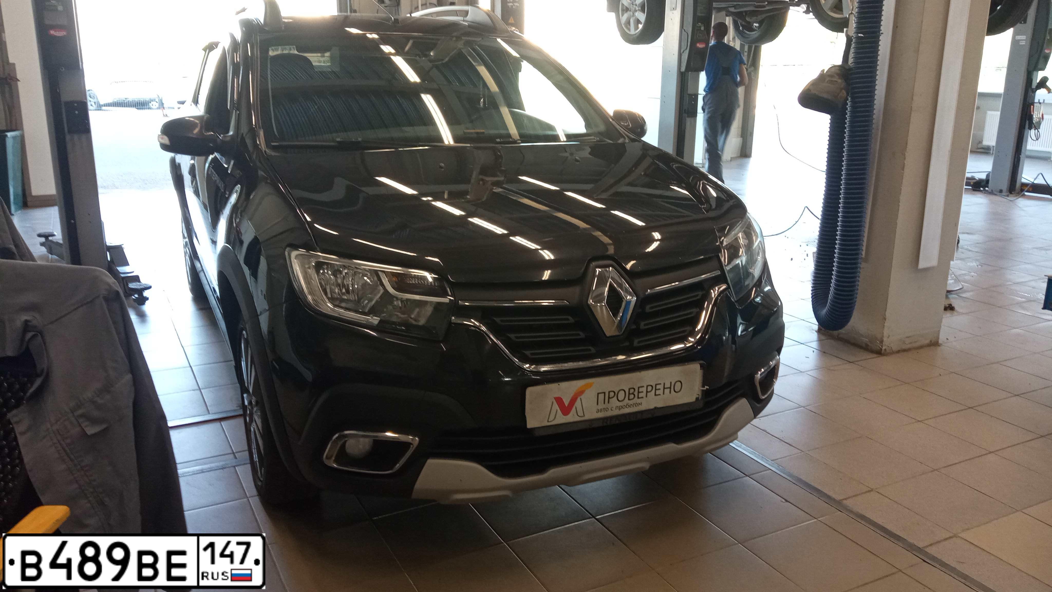 Фото автомобиля RENAULT SANDERO, 2020 — госномер В489ВЕ147. Цвет: ЧЕРНЫЙ
