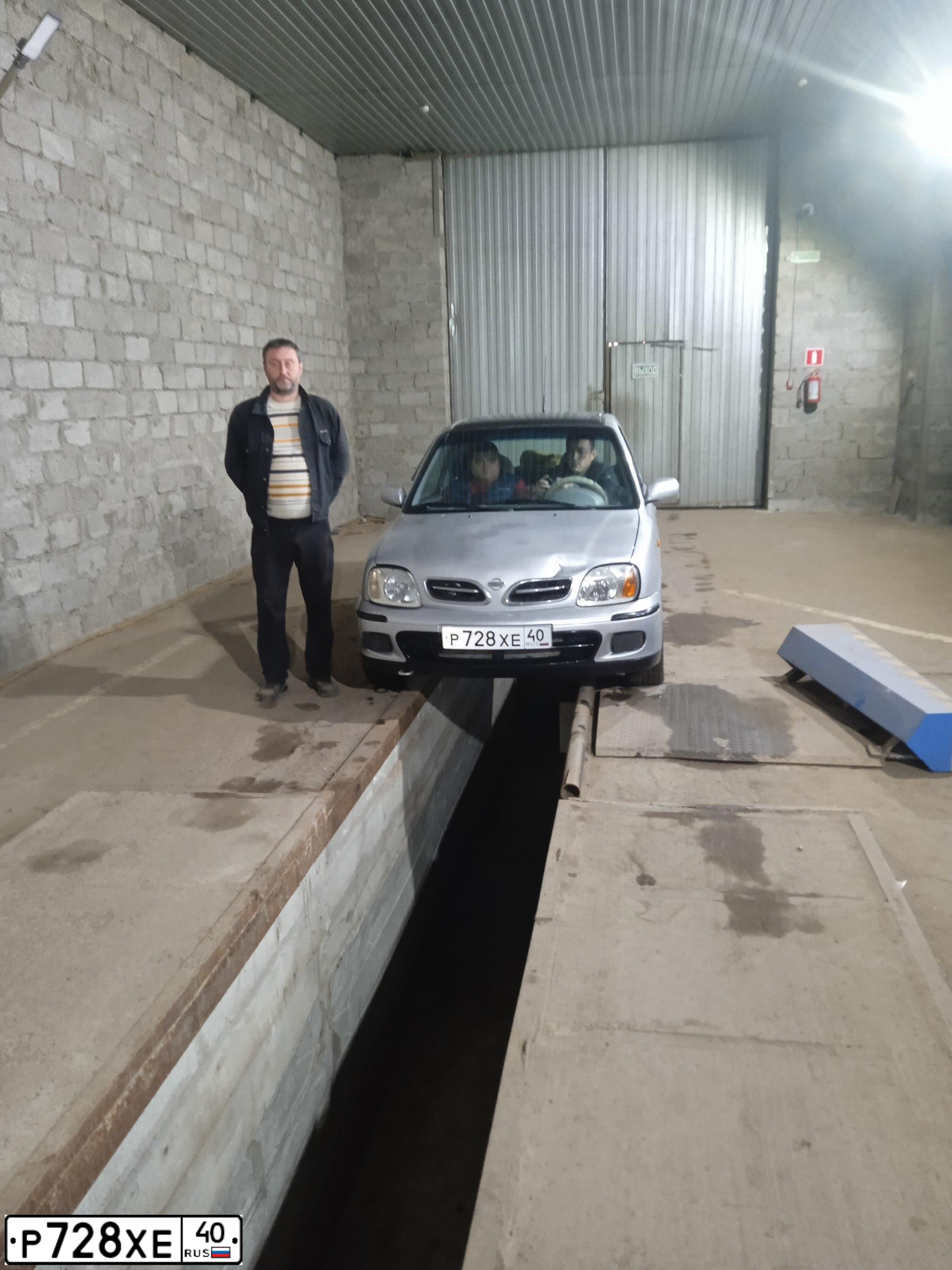 Фото автомобиля NISSAN MICRA, 2000 — госномер У569СА790. Цвет: БЕЛЫЙ(СЕРЕБРИСТЫЙ