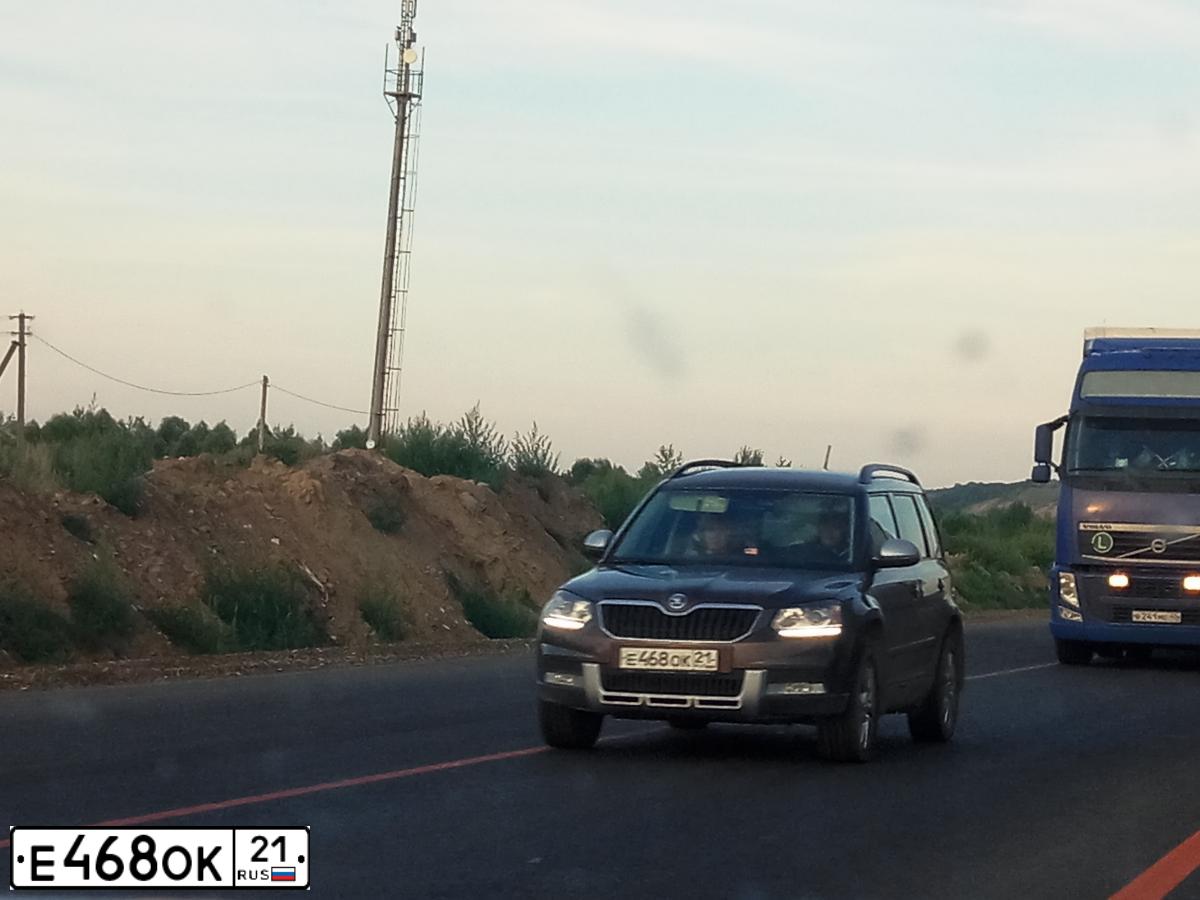 Фото автомобиля SKODA YETI, 2015 — госномер Е468ОК21. Цвет: КОРИЧНЕВЫЙ