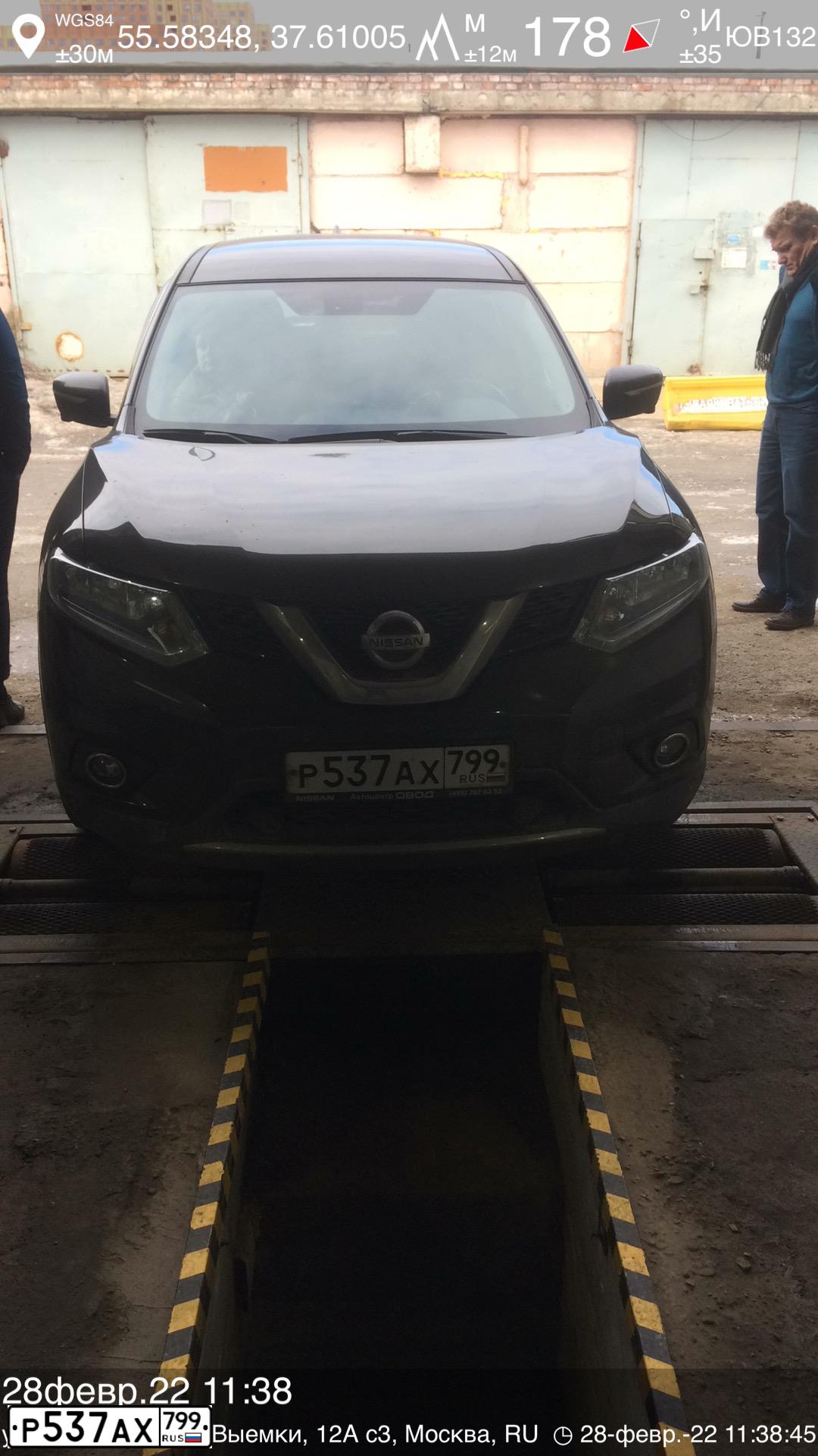 Фото автомобиля NISSAN X-TRAIL, 2017 — госномер Р537АХ799. Цвет: ОЛИВКОВЫЙ