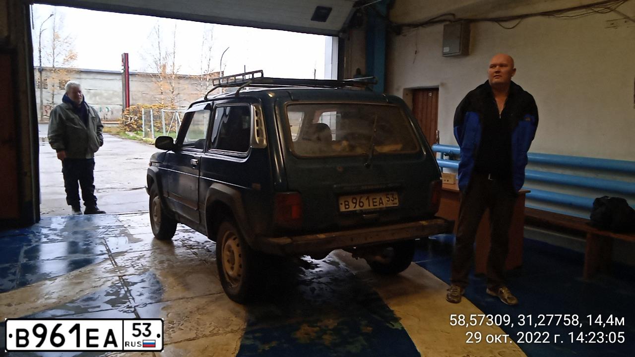 Фото автомобиля LADA 2121 NIVA, 2000 — госномер В961ЕА53. Цвет: СИНЕ-ЗЕЛЕНЫЙ