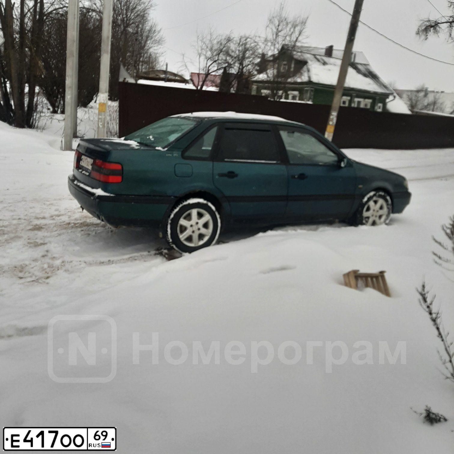 Фото автомобиля VOLKSWAGEN PASSAT, 1996 — госномер Е417ОО69. Цвет: ЗЕЛЕНЫЙ