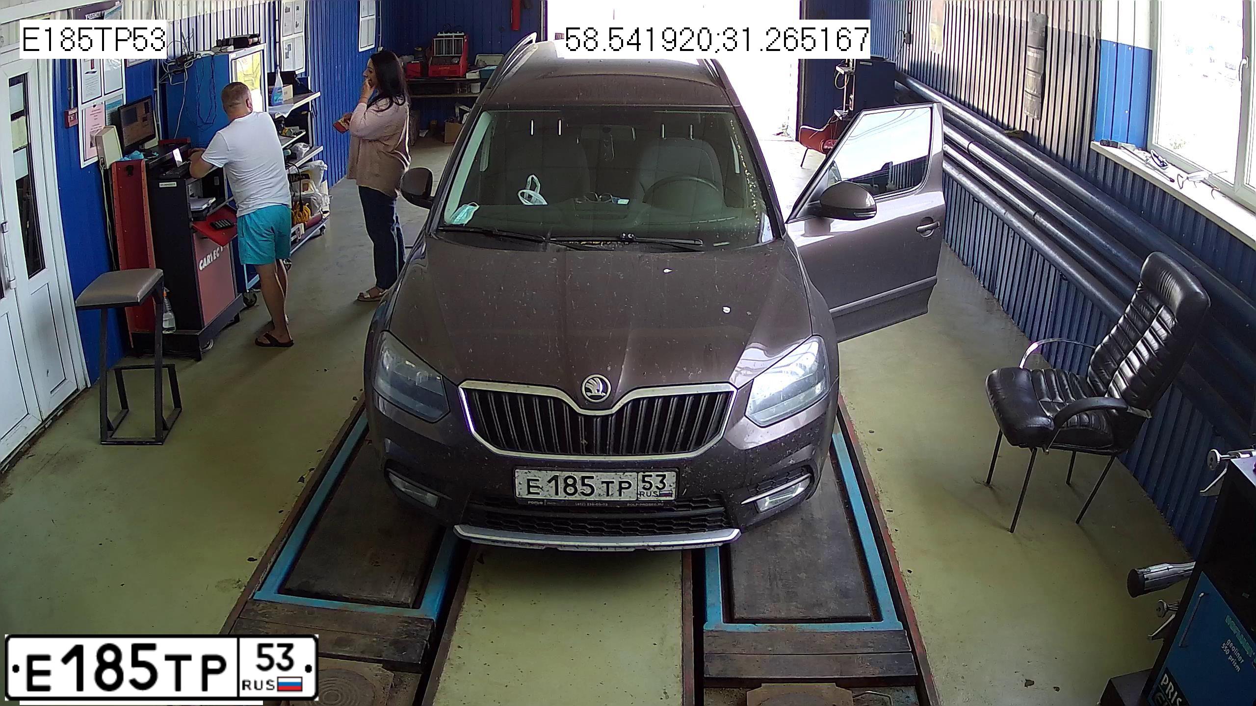 Фото автомобиля SKODA YETI, 2017 — госномер Е185ТР53. Цвет: КОРИЧНЕВЫЙ