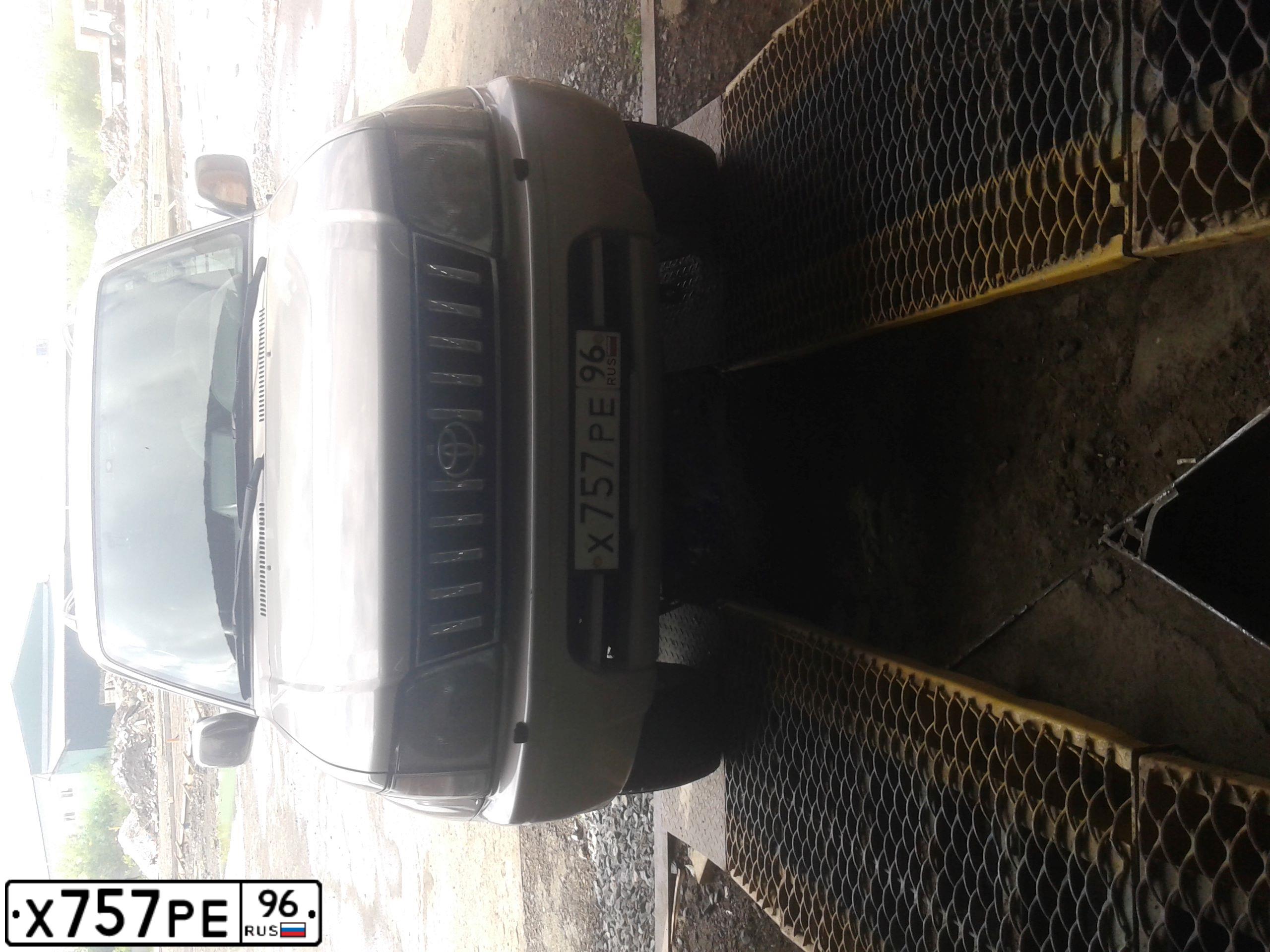 Фото автомобиля TOYOTA LANDCRUISER, 1997 — госномер Х757РЕ96. Цвет: СВЕТЛО-СЕРЫЙ