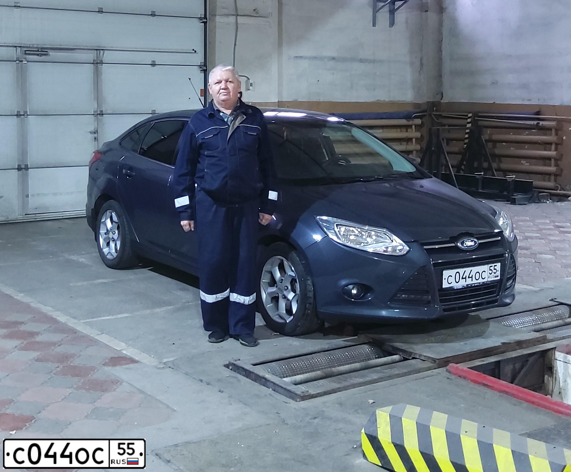 Фото автомобиля FORD FOCUS, 2012 — госномер С044ОС55. Цвет: ТЕМНО-СЕРЫЙ