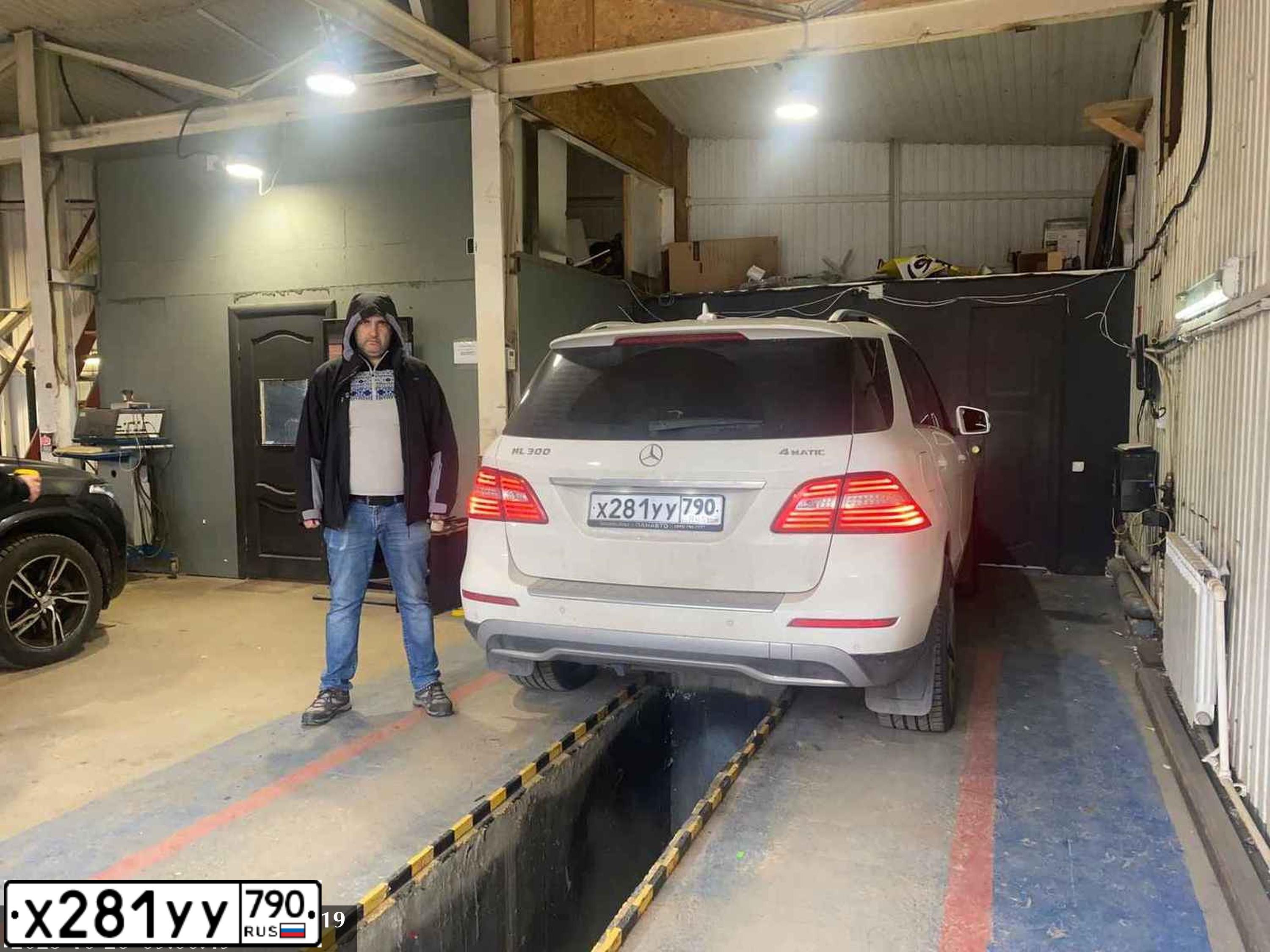 Фото автомобиля MERCEDES M-KLASSE, 2014 — госномер О001АВ90. Цвет: Белый