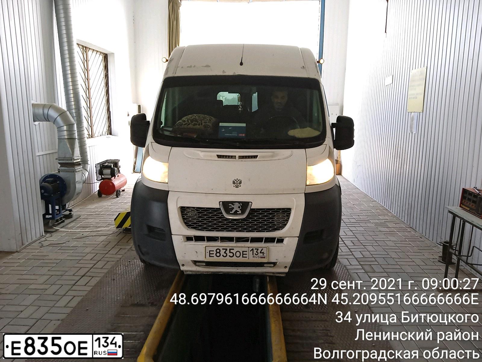 Фото автомобиля PEUGEOT BOXER, 2012 — госномер Е835ОЕ134. Цвет: Белый