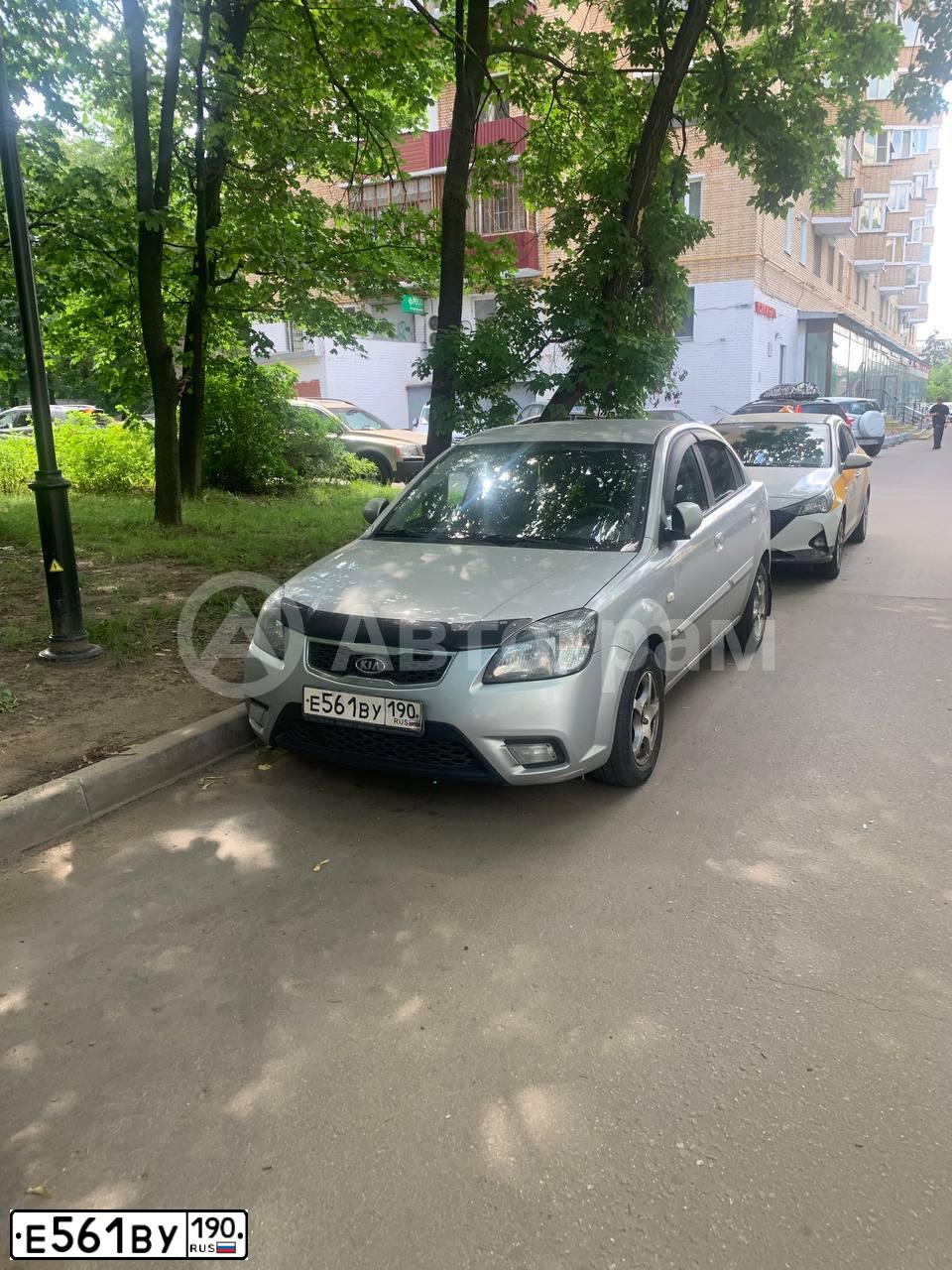 Фото автомобиля KIA RIO, 2009 — госномер Е561ВУ190. Цвет: СЕРЫЙ