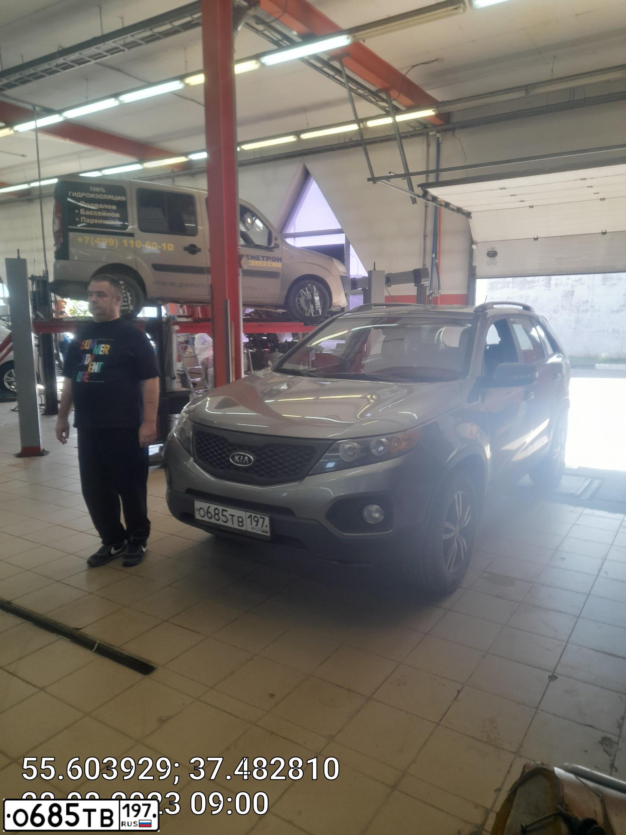 Фото автомобиля KIA SORENTO, 2012 — госномер О685ТВ197. Цвет: Серый