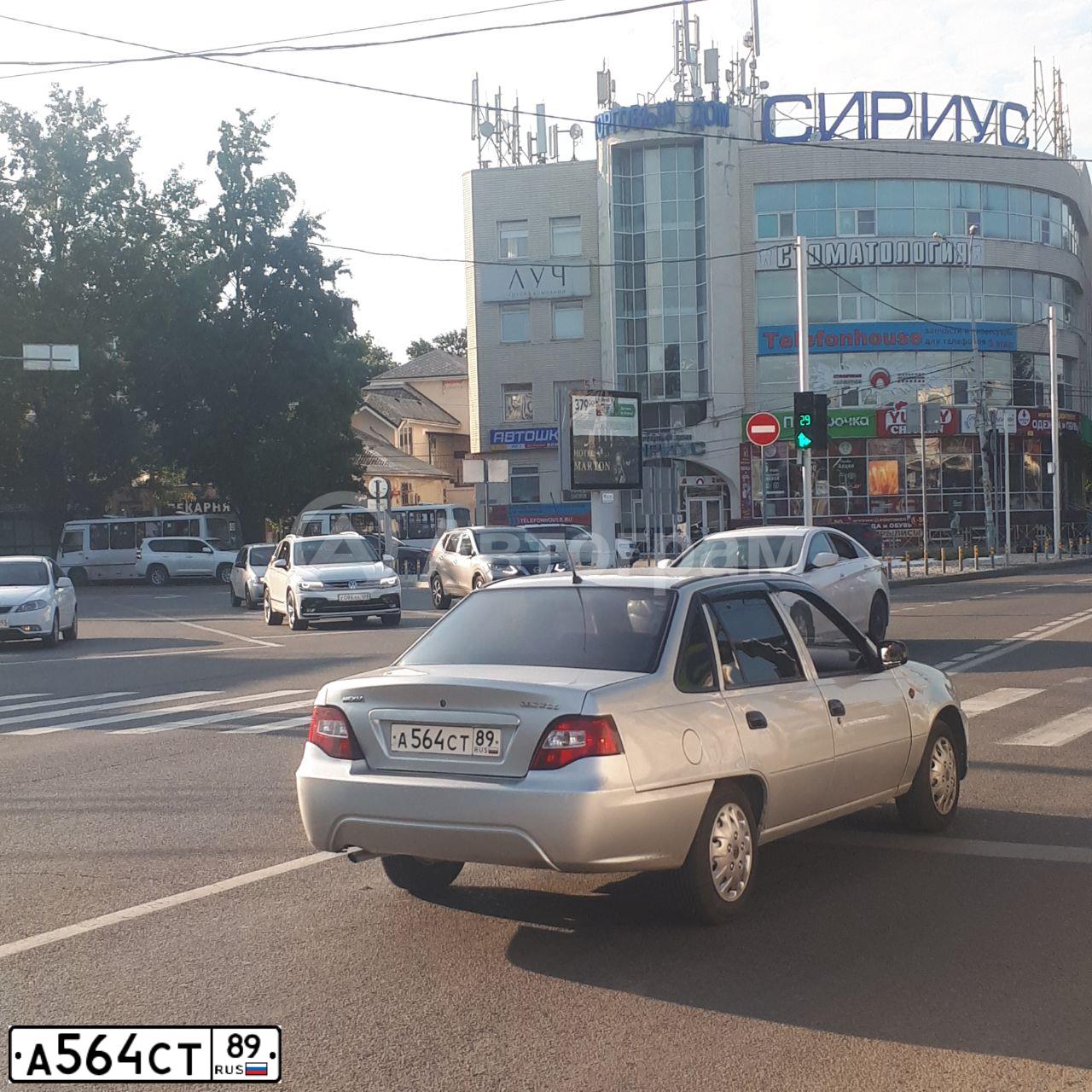 Фото автомобиля DAEWOO NEXIA, 2011 — госномер Е142АМ01. Цвет: ПЕРЛАМУТРОВО-СЕРЕБР