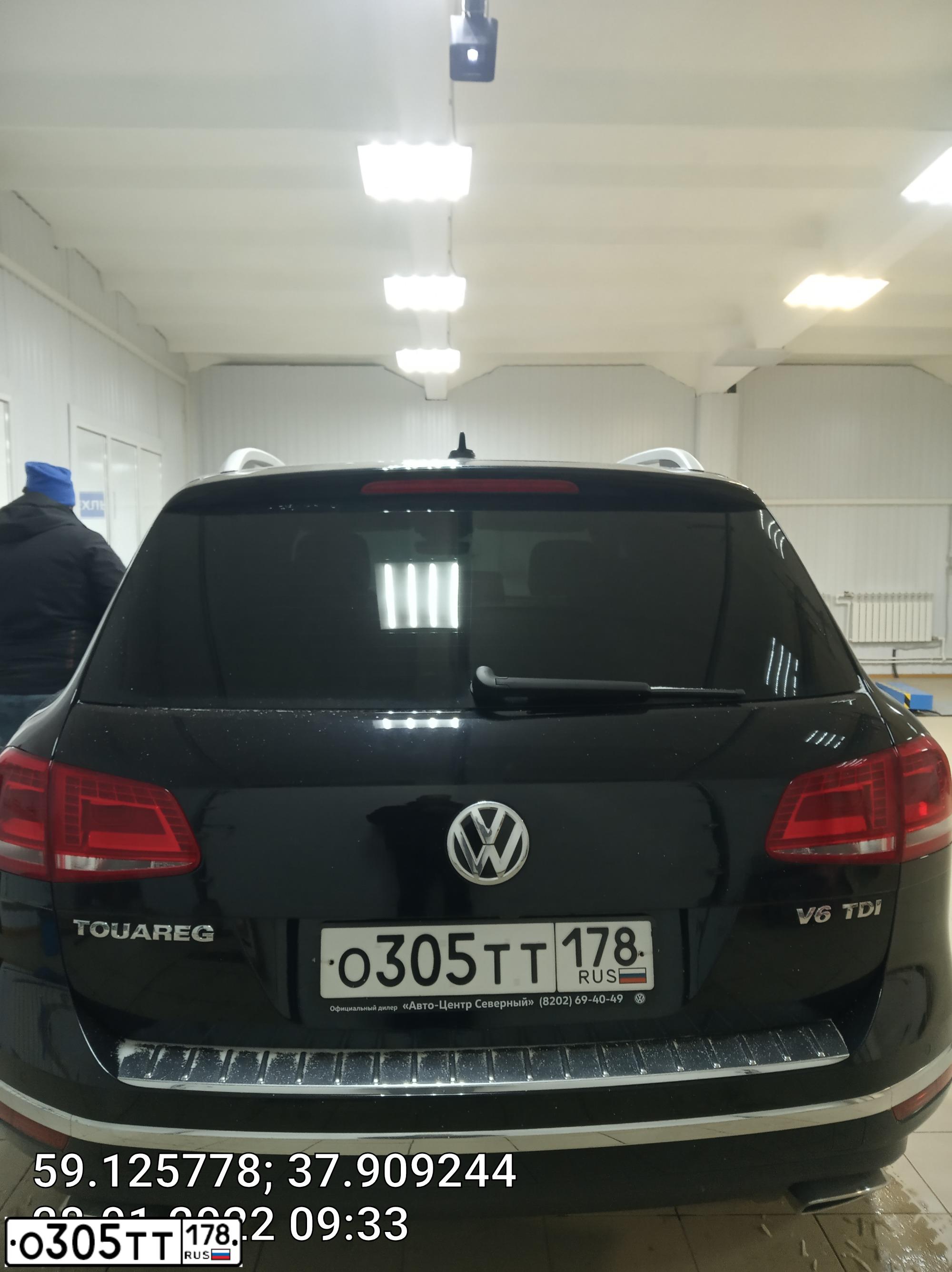 Фото автомобиля VOLKSWAGEN TOUAREG, 2016 — госномер О305ТТ178. Цвет: ЧЕРНЫЙ