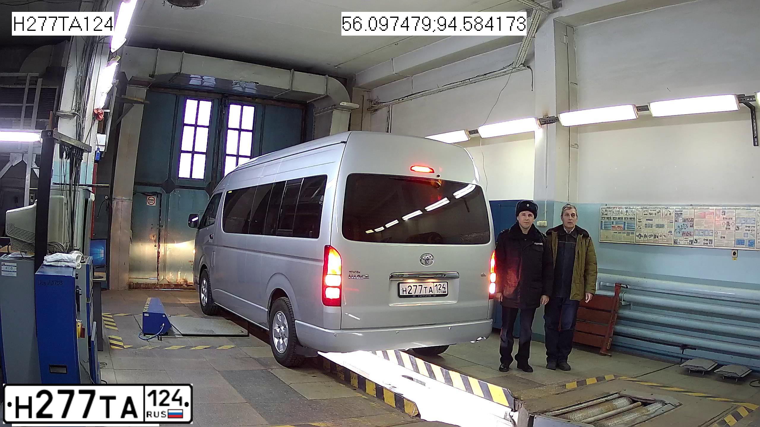 Фото автомобиля TOYOTA HIACE, 2011 — госномер Н277ТА124. Цвет: Серебристый