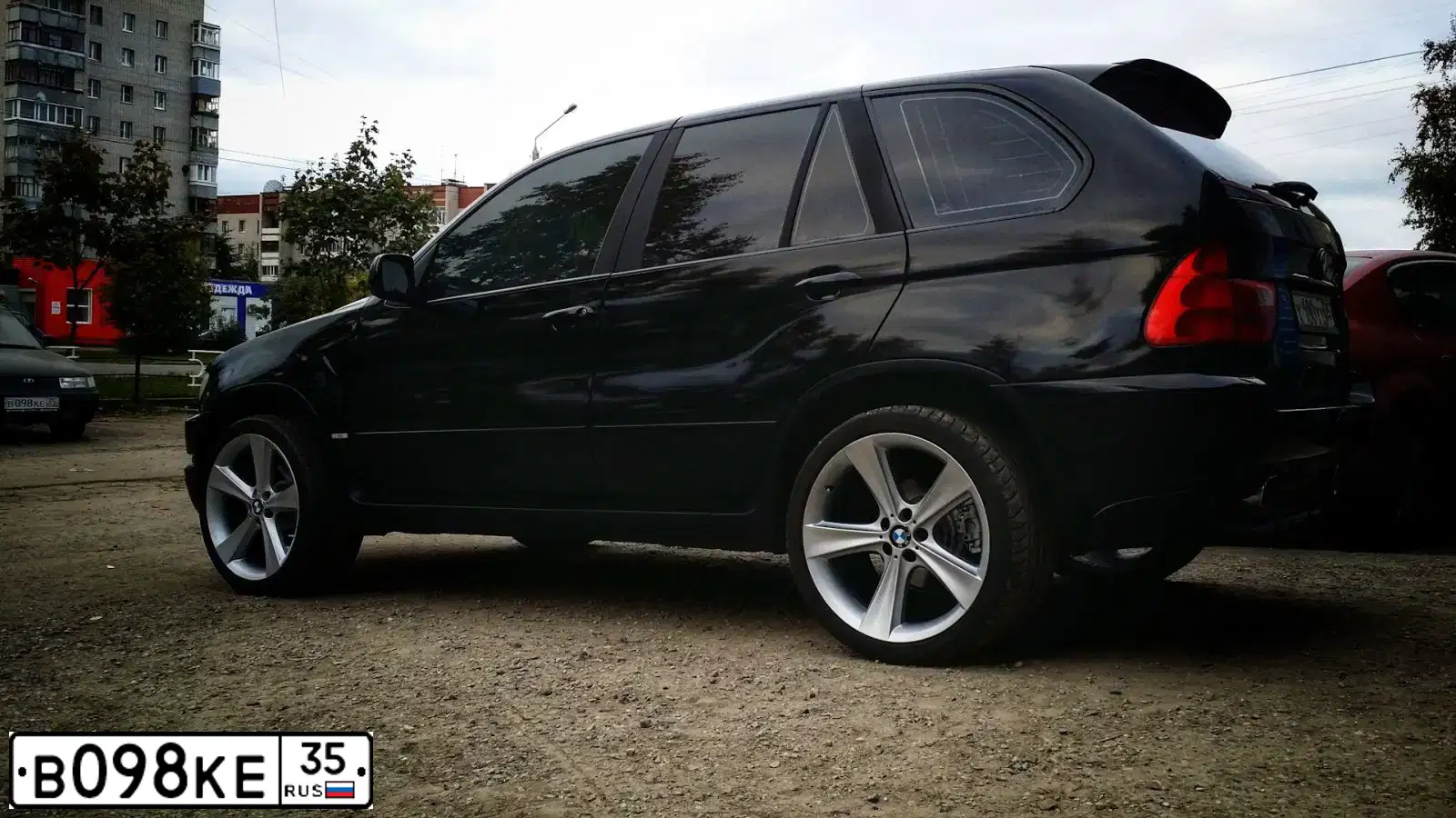 Фото автомобиля LADA 2112, 2003 — госномер В098КЕ35. Цвет: ТЕМНО-ЗЕЛЕНЫЙ