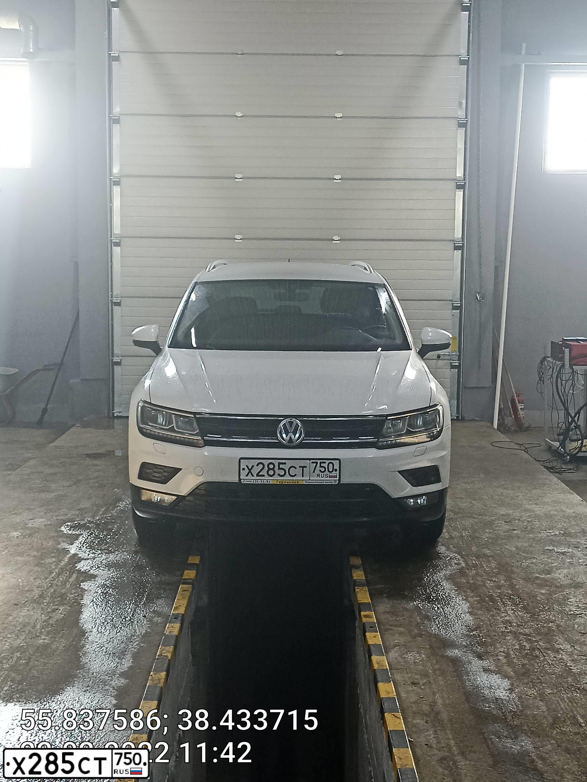 Фото автомобиля VOLKSWAGEN TIGUAN, 2018 — госномер Х285СТ750. Цвет: Белый