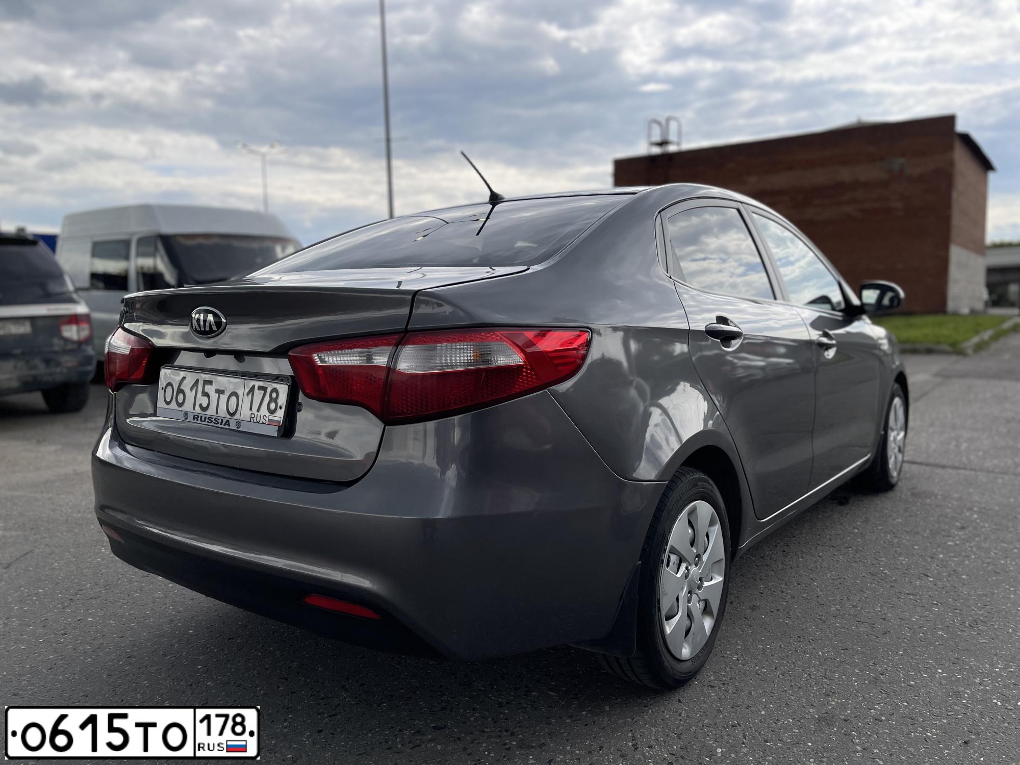 Фото автомобиля KIA RIO, 2013 — госномер О615ТО178. Цвет: СЕРЫЙ