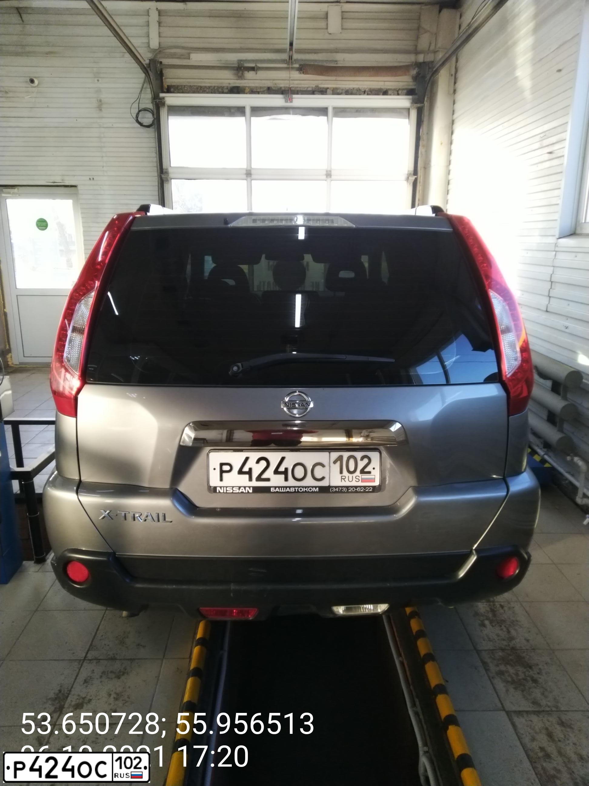 Фото автомобиля NISSAN X-TRAIL, 2013 — госномер Р424ОС102. Цвет: Серый