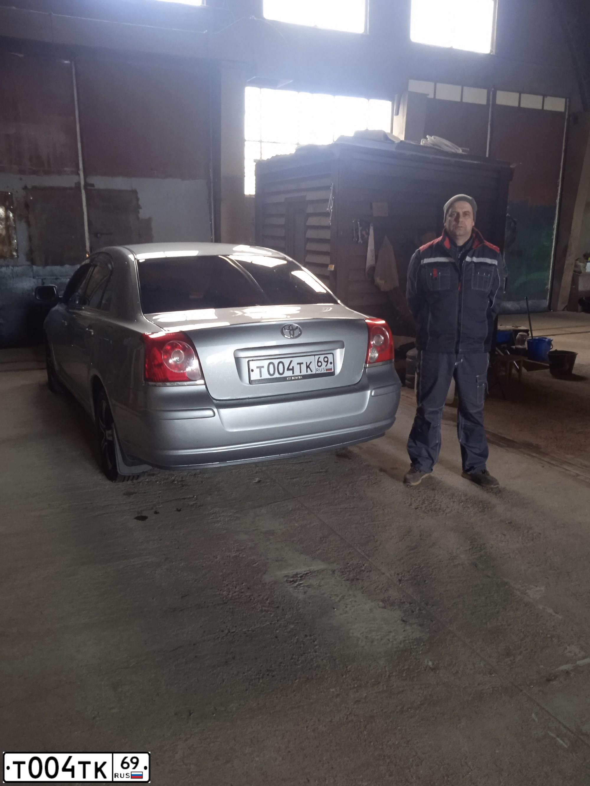 Фото автомобиля TOYOTA AVENSIS, 2007 — госномер Т004ТК69. Цвет: Серый
