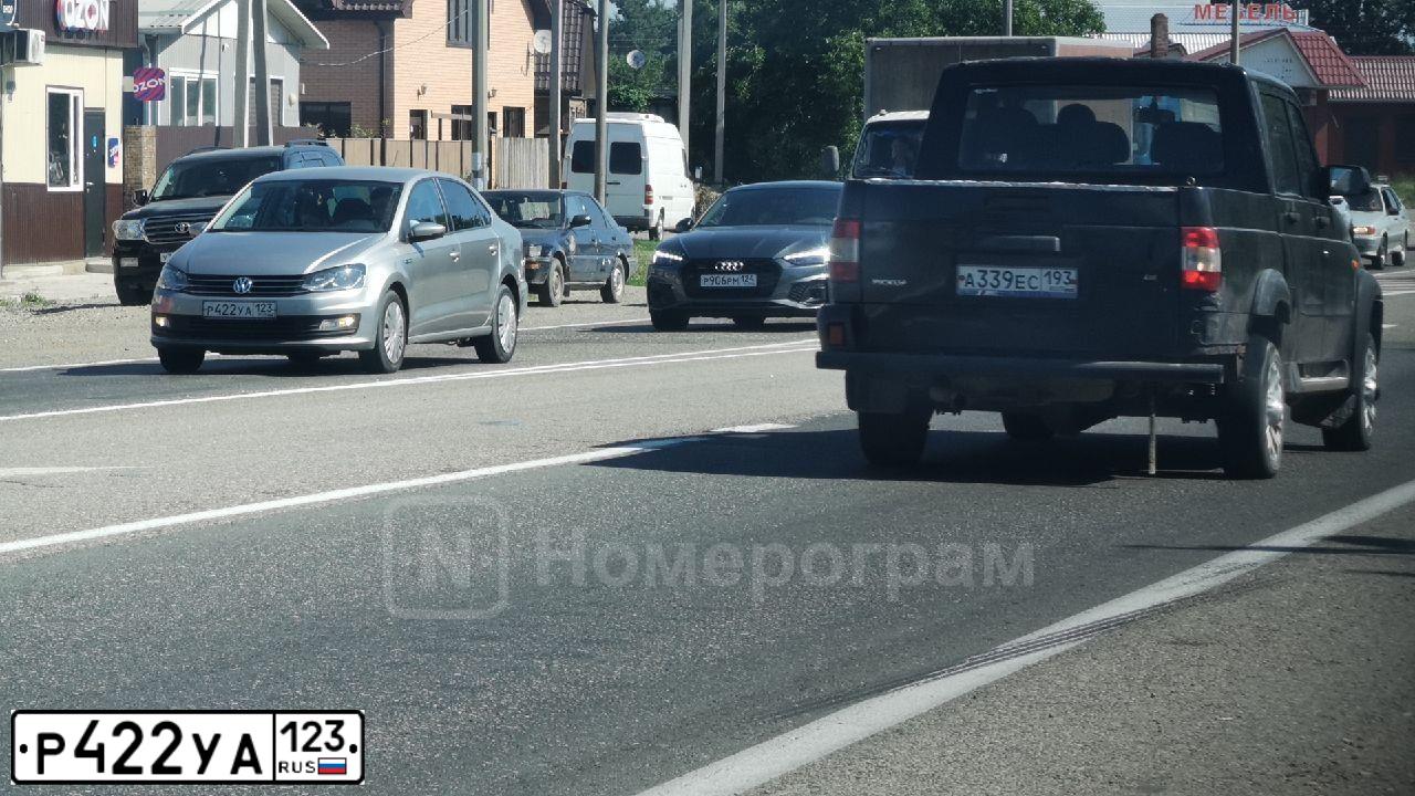Фото автомобиля AUDI Q3, 2012 — госномер Р422УА123. Цвет: Белый