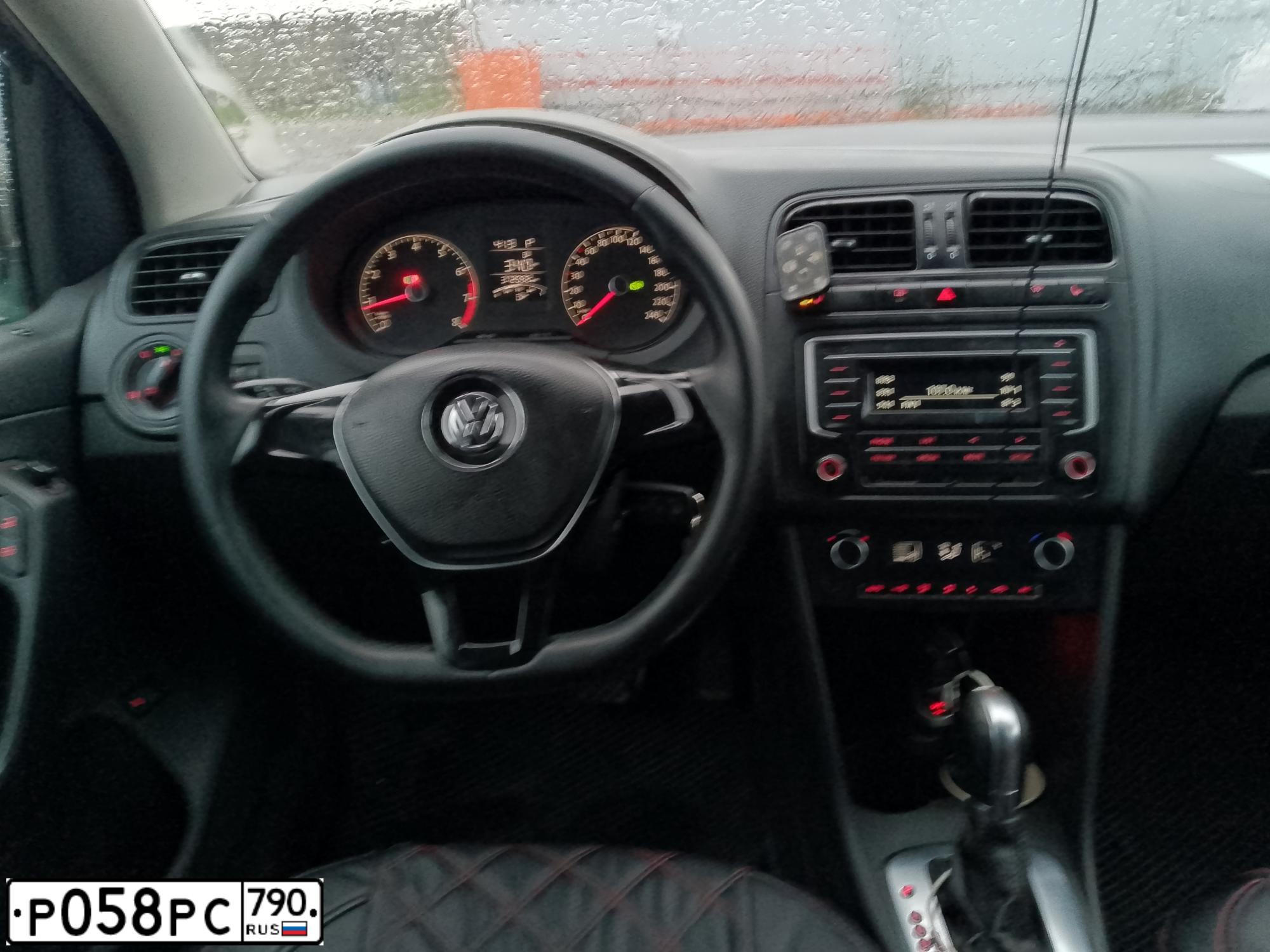Фото автомобиля VOLKSWAGEN POLO, 2016 — госномер Р058РС790. Цвет: ЖЕЛТЫЙ