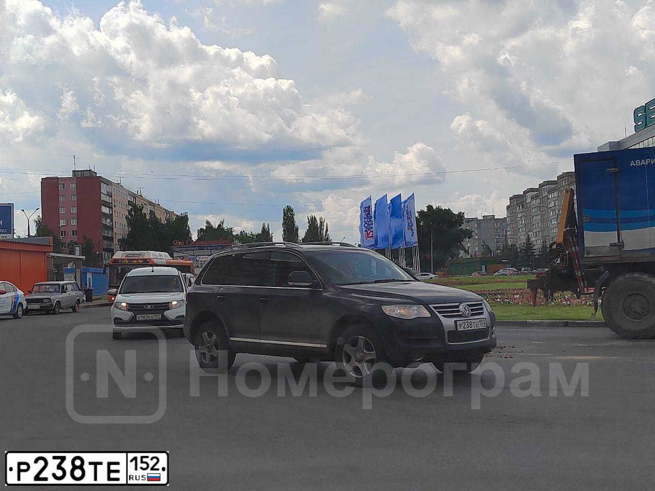 Фото автомобиля VOLKSWAGEN TOUAREG, 2008 — госномер Х002ВТ52. Цвет: ЧЕРНЫЙ