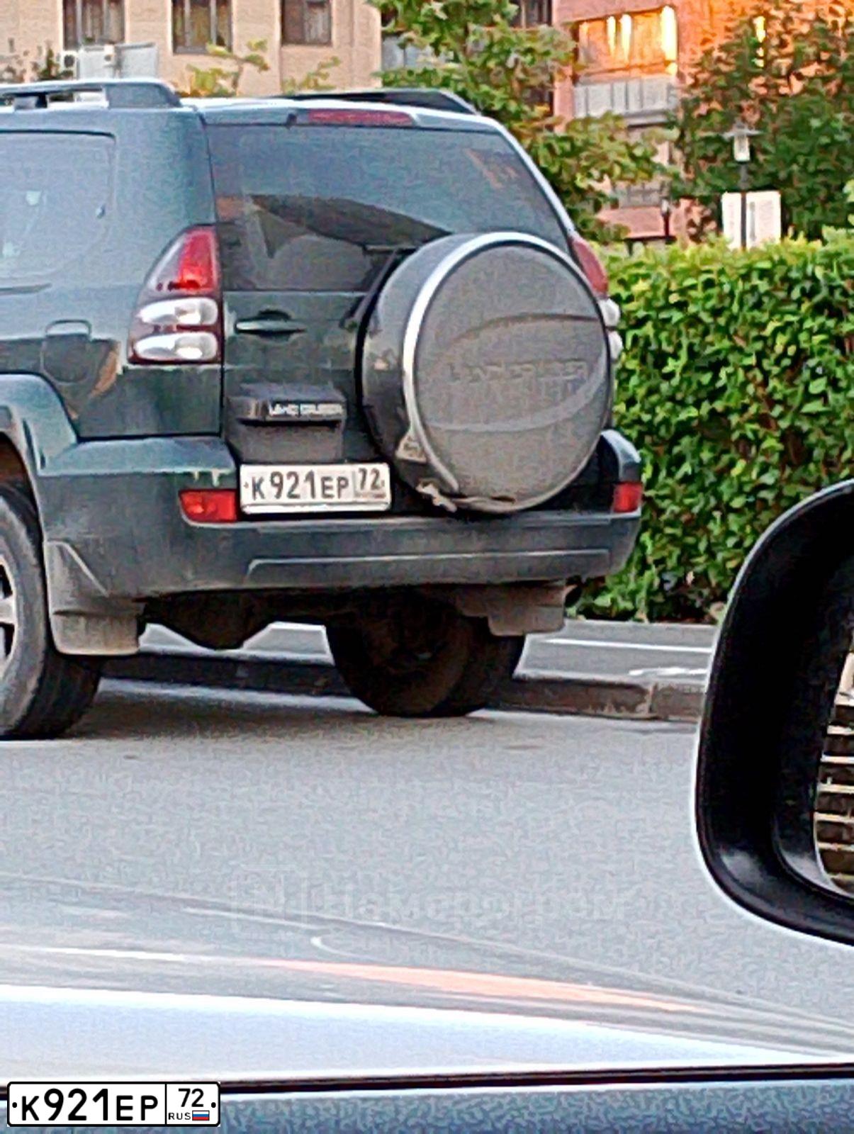 Фото автомобиля TOYOTA LANDCRUISER, 2007 — госномер К921ЕР72. Цвет: ТЕМНО-ЗЕЛЕНЫЙ