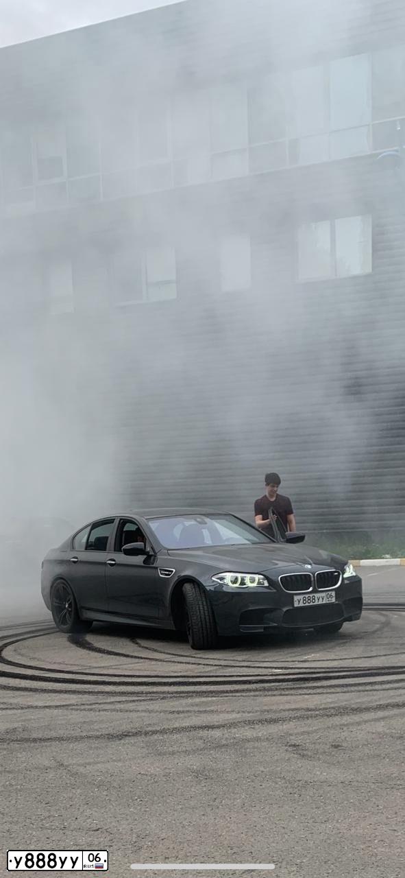 Фото автомобиля BMW M5, 2013 — госномер У018ЕС05. Цвет: СЕРЫЙ