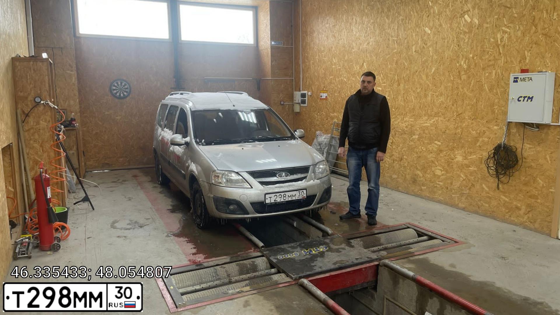 Фото автомобиля LADA LARGUS, 2016 — госномер Т298ММ30. Цвет: Серебристый