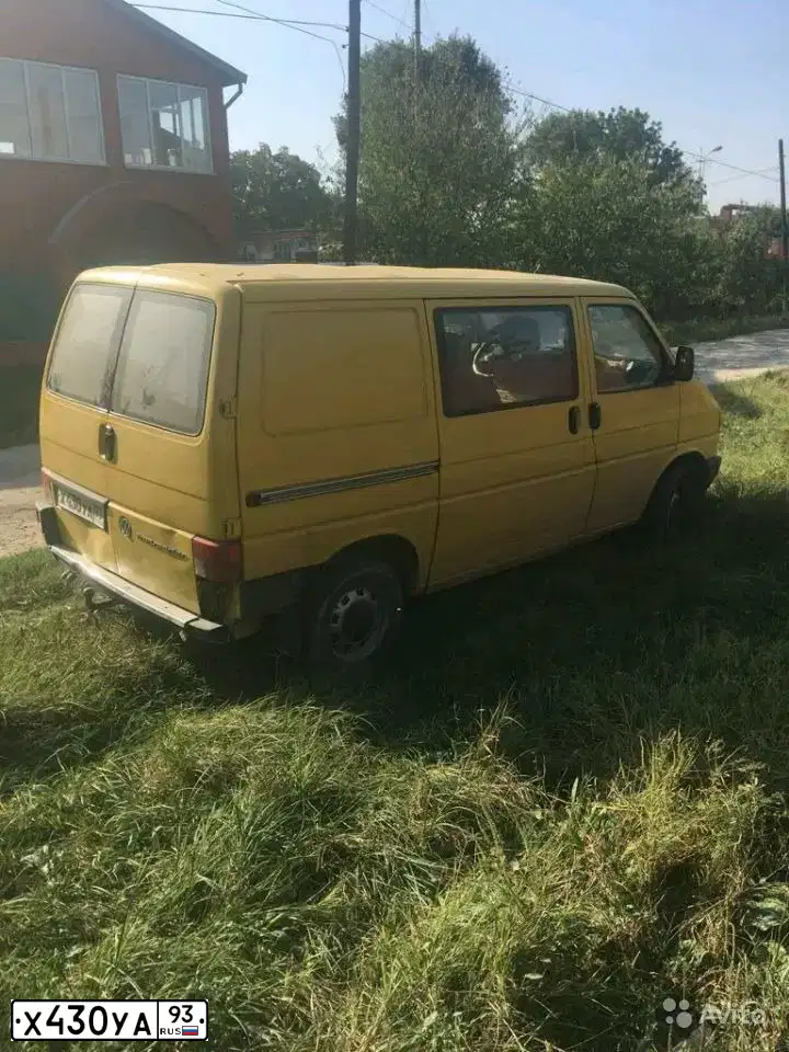 Фото автомобиля VOLKSWAGEN TRANSPORTER, 1994 — госномер Х430УА93. Цвет: ЖЕЛТЫЙ