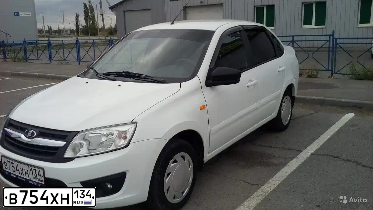 Фото автомобиля LADA 2190 GRANTA, 2017 — госномер В754ХН134. Цвет: БЕЛЫЙ