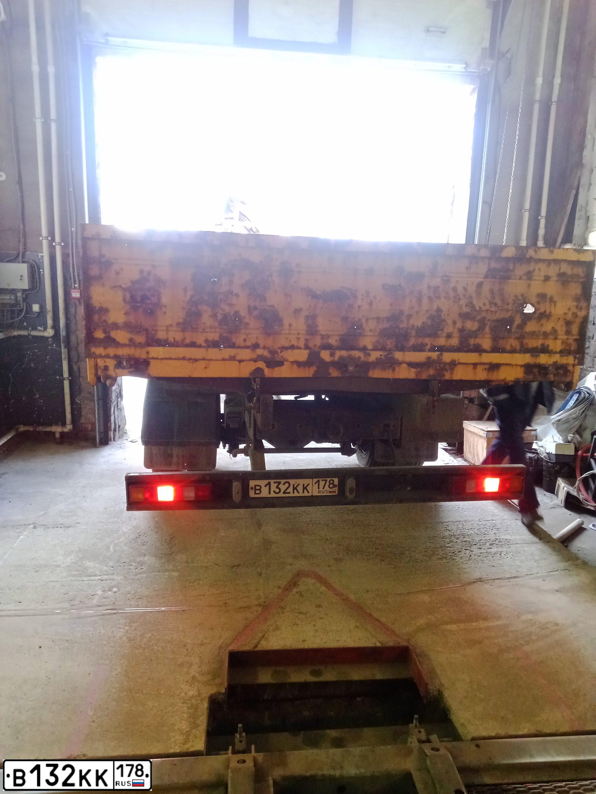 Фото автомобиля KAMAZ 4308 /4X2/, 2011 — госномер В132КК178. Цвет: ЖЕЛТЫЙ ГЕОРГИН