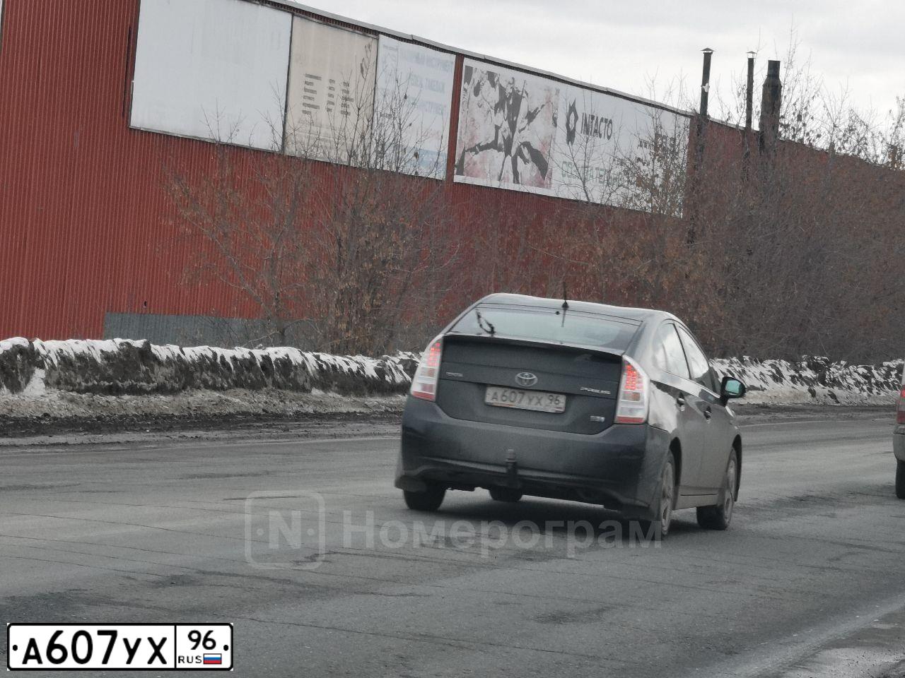 Фото автомобиля TOYOTA PRIUS, 2010 — госномер А607УХ96. Цвет: ЧЕРНЫЙ