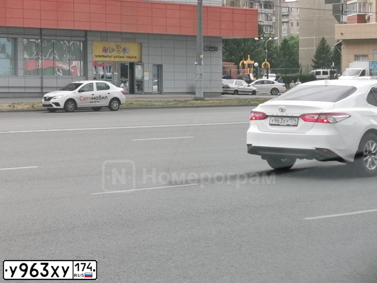 Фото автомобиля TOYOTA CAMRY, 2019 — госномер К062ТУ186. Цвет: Белый