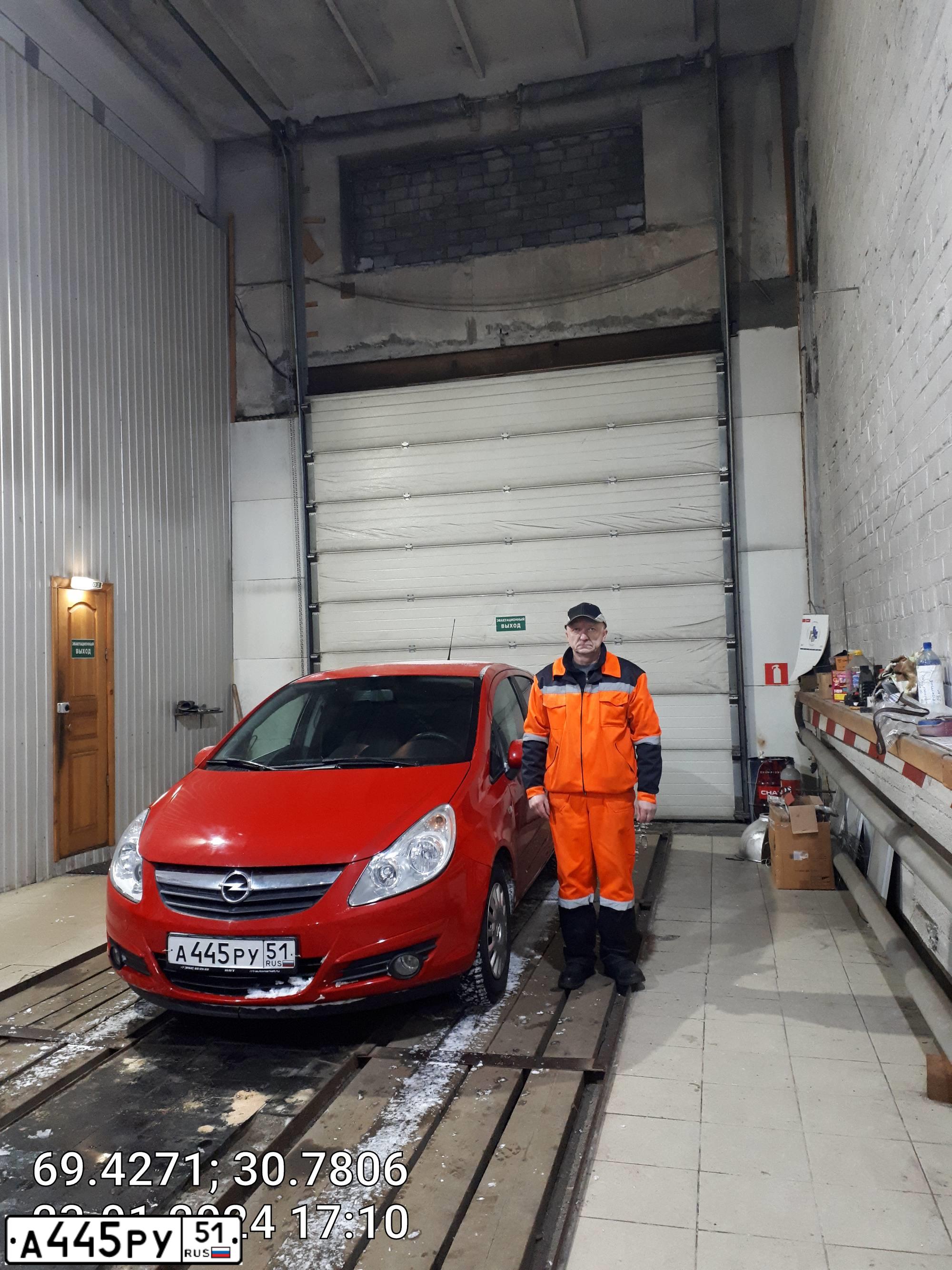 Фото автомобиля OPEL CORSA, 2008 — госномер А445РУ51. Цвет: Красный