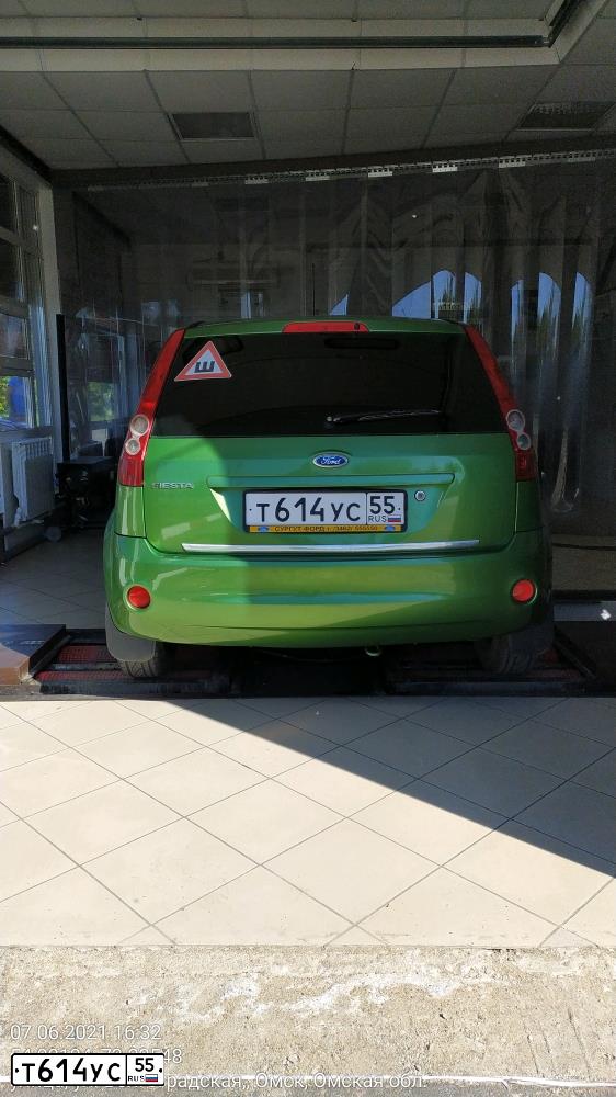 Фото автомобиля FORD FIESTA / ASPIRE, 2006 — госномер Т614УС55. Цвет: ЗЕЛЕНЫЙ