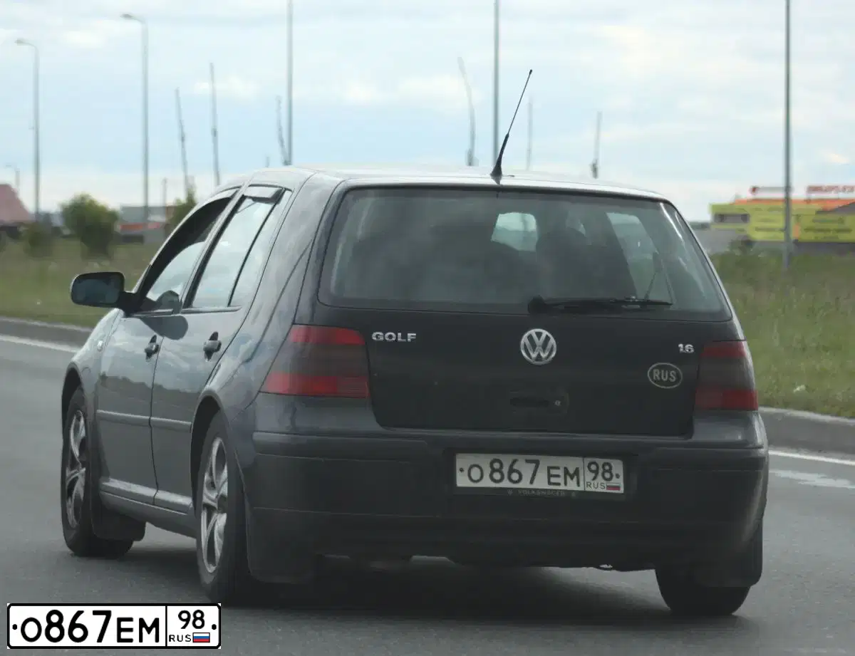 Фото автомобиля VOLKSWAGEN GOLF, 2001 — госномер О867ЕМ98. Цвет: ЧЕРНЫЙ