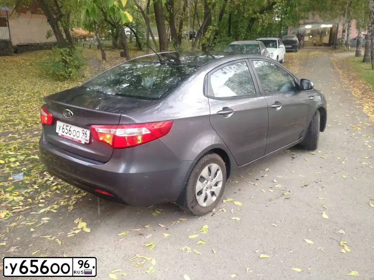 Фото автомобиля KIA RIO, 2012 — госномер Р391РУ154. Цвет: СЕРЫЙ