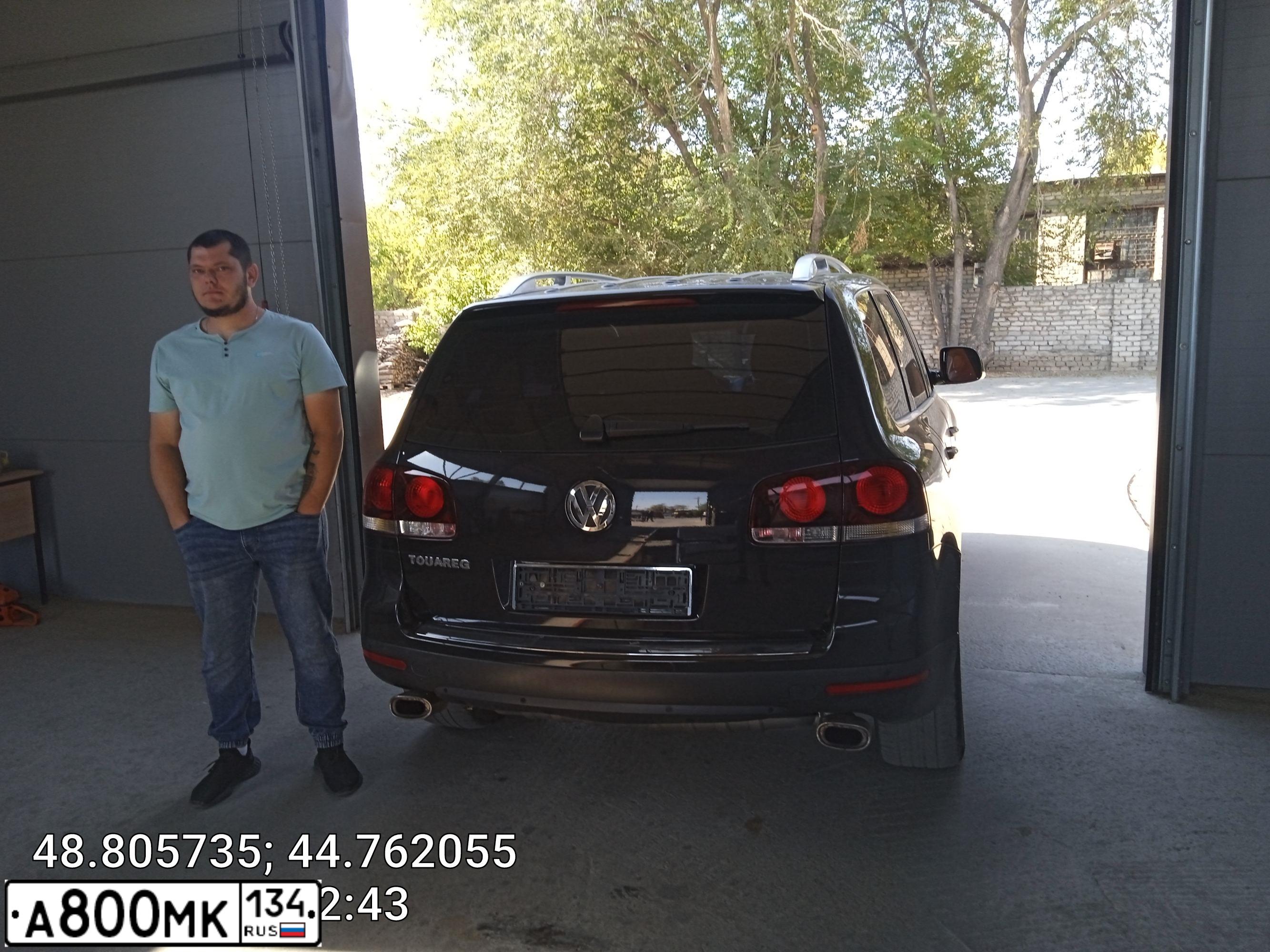 Фото автомобиля VOLKSWAGEN TOUAREG, 2008 — госномер К222КК56. Цвет: ЧЕРНЫЙ