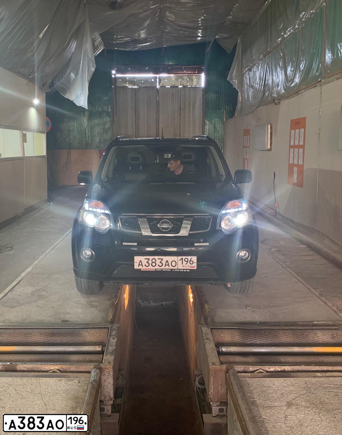 Фото автомобиля NISSAN X-TRAIL, 2013 — госномер А383АО196. Цвет: ЧЕРНЫЙ