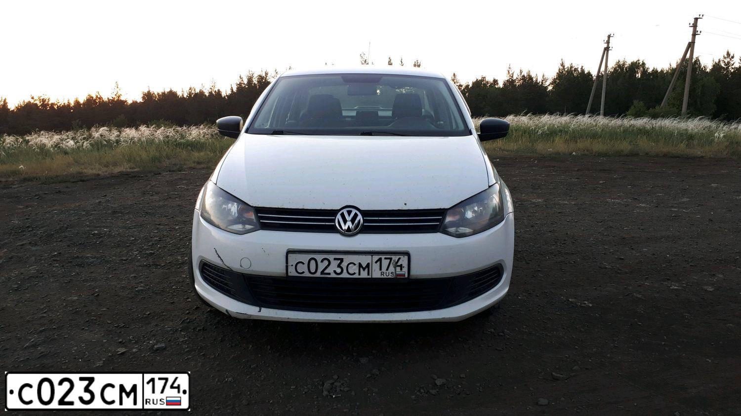 Фото автомобиля VOLKSWAGEN POLO, 2013 — госномер С023СМ174. Цвет: Белый