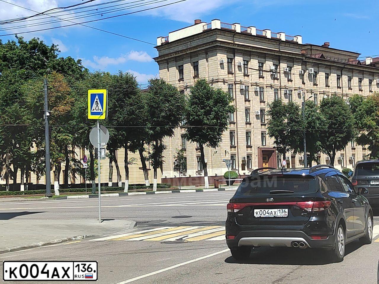 Фото автомобиля KIA RIO, 2018 — госномер К004АХ136. Цвет: ЧЕРНЫЙ