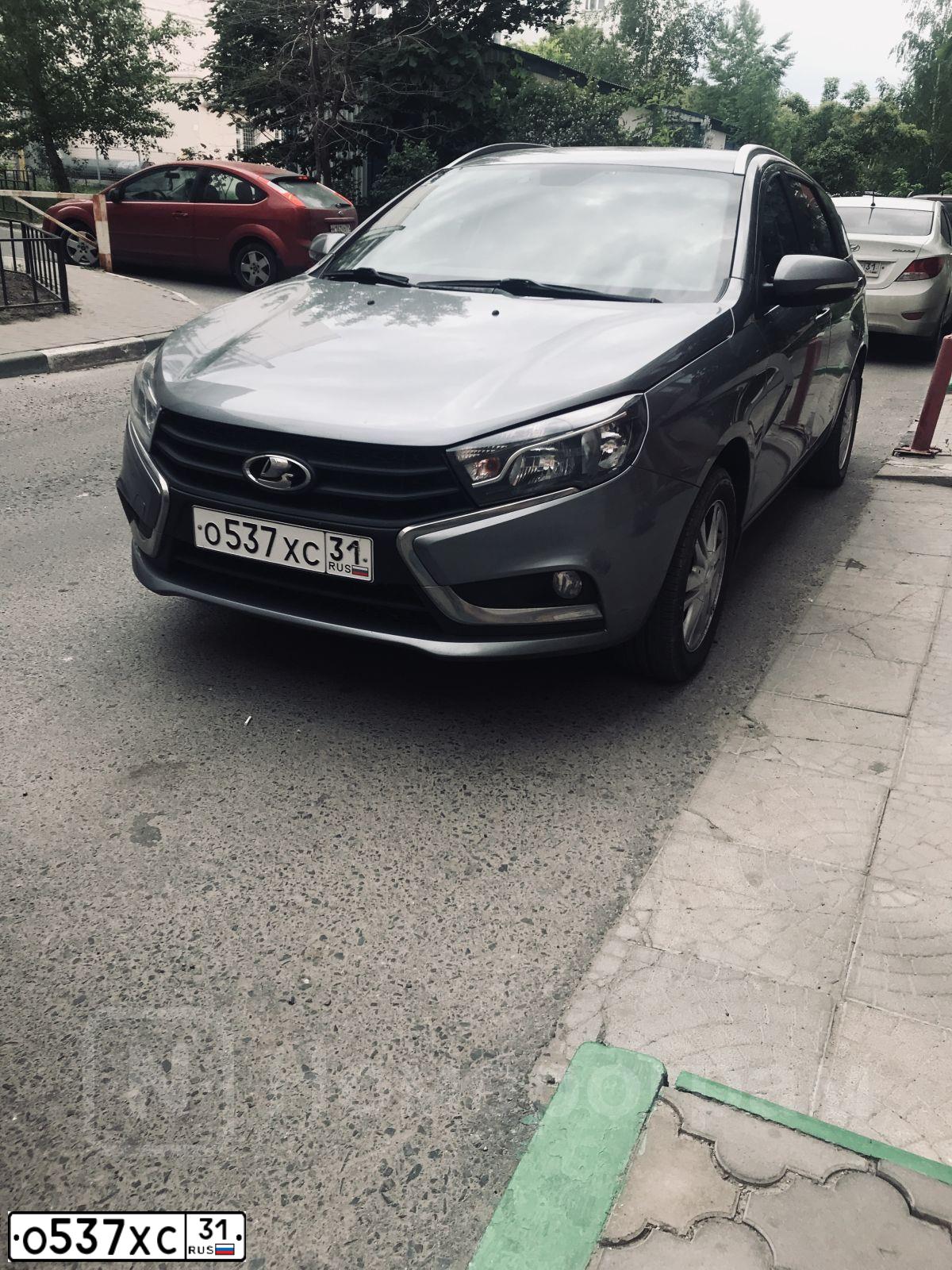 Фото автомобиля LADA VESTA, 2018 — госномер О537ХС31. Цвет: СЕРЫЙ